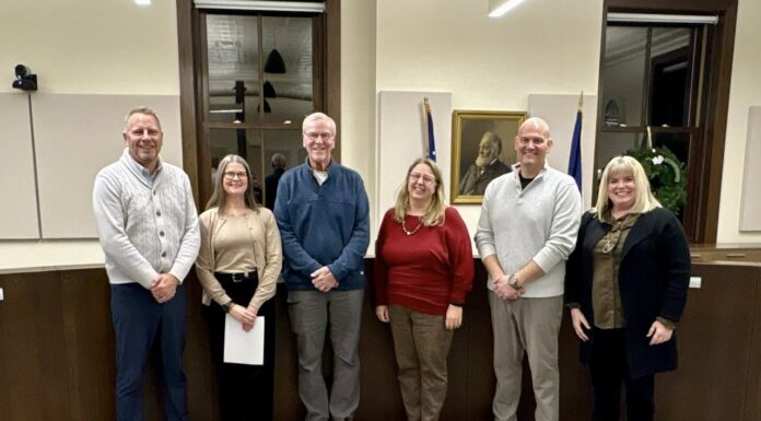 Mayor Agnew Administers Oath of Office to new Council Members